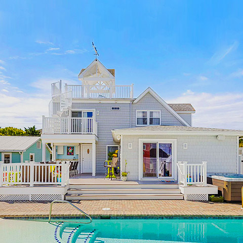 Four Bedroom Vacation Home with Pool – Sleeps 10